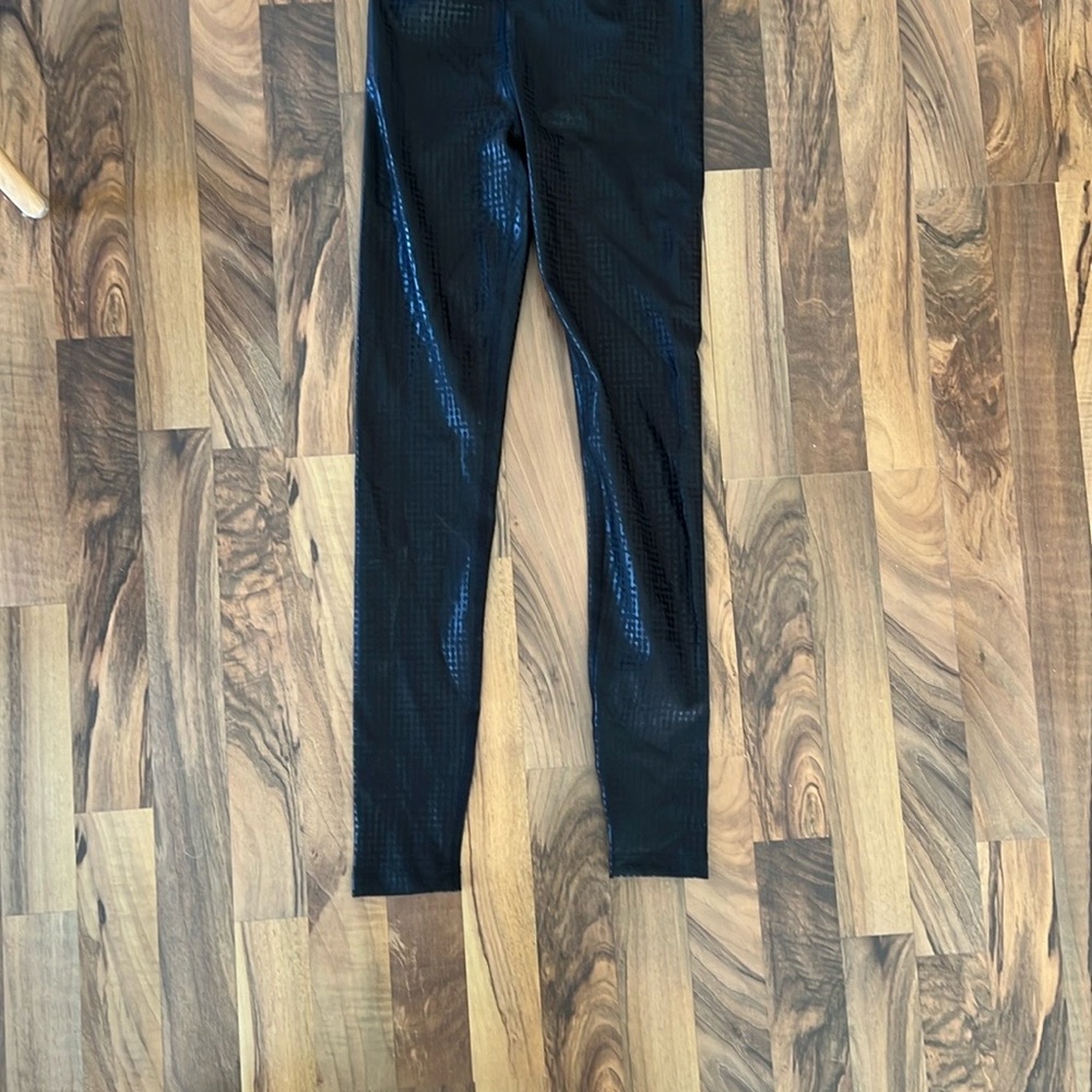women’s peloton shiny workout leggings size S black